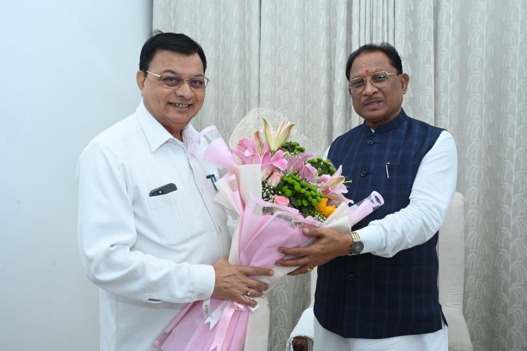 मुख्यमंत्री श्री साय से वाणिज्य एवं उद्योग मंत्री श्री लखनलाल देवांगन ने की सौजन्य मुलाकात