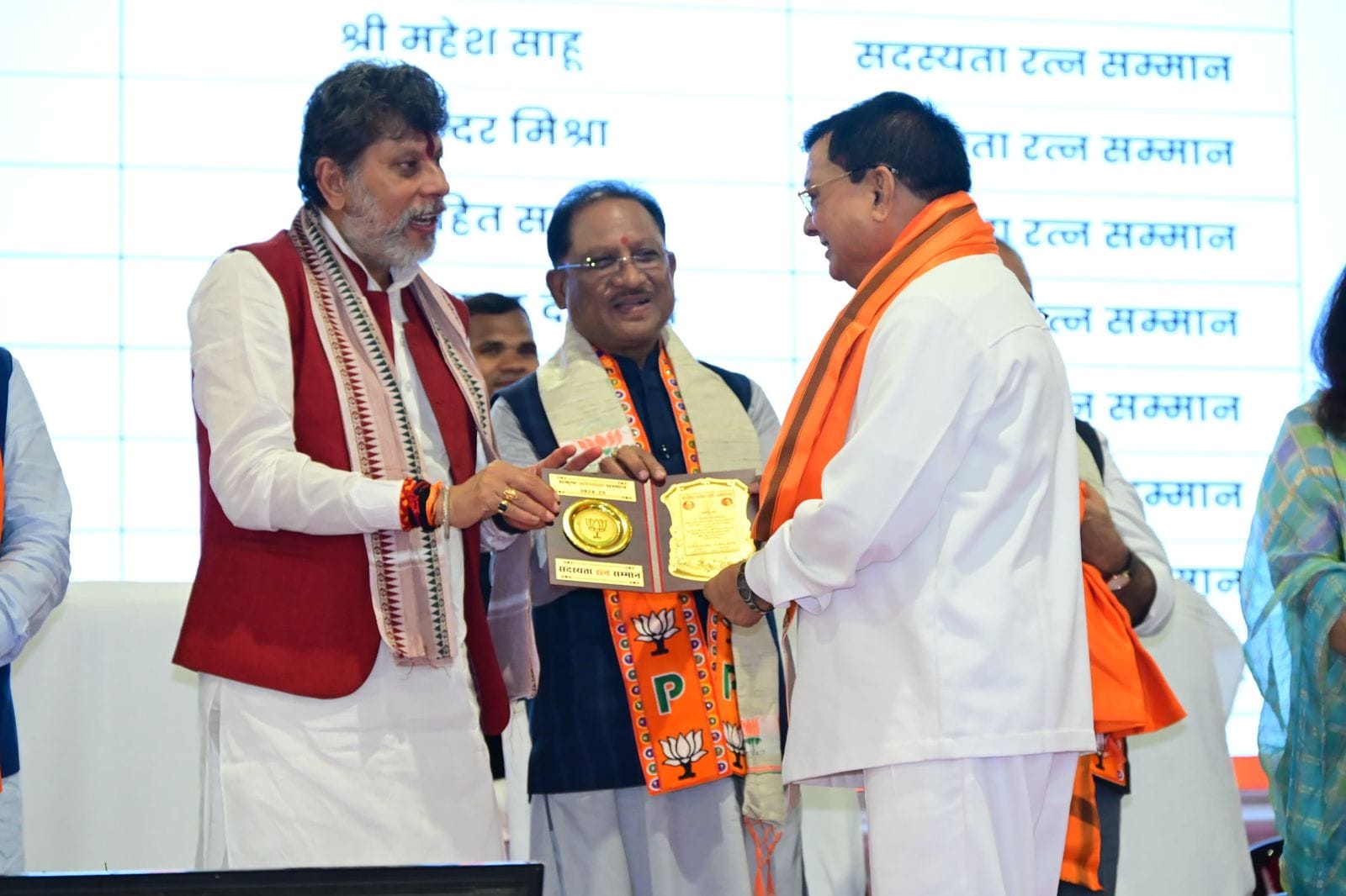 उद्योग मंत्री श्री लखन लाल देवांगन को 14419 सदस्य बनाने पर मुख्यमंत्री और भाजपा प्रदेश अध्यक्ष ने किया सदस्यता रत्न सम्मान से सम्मानित