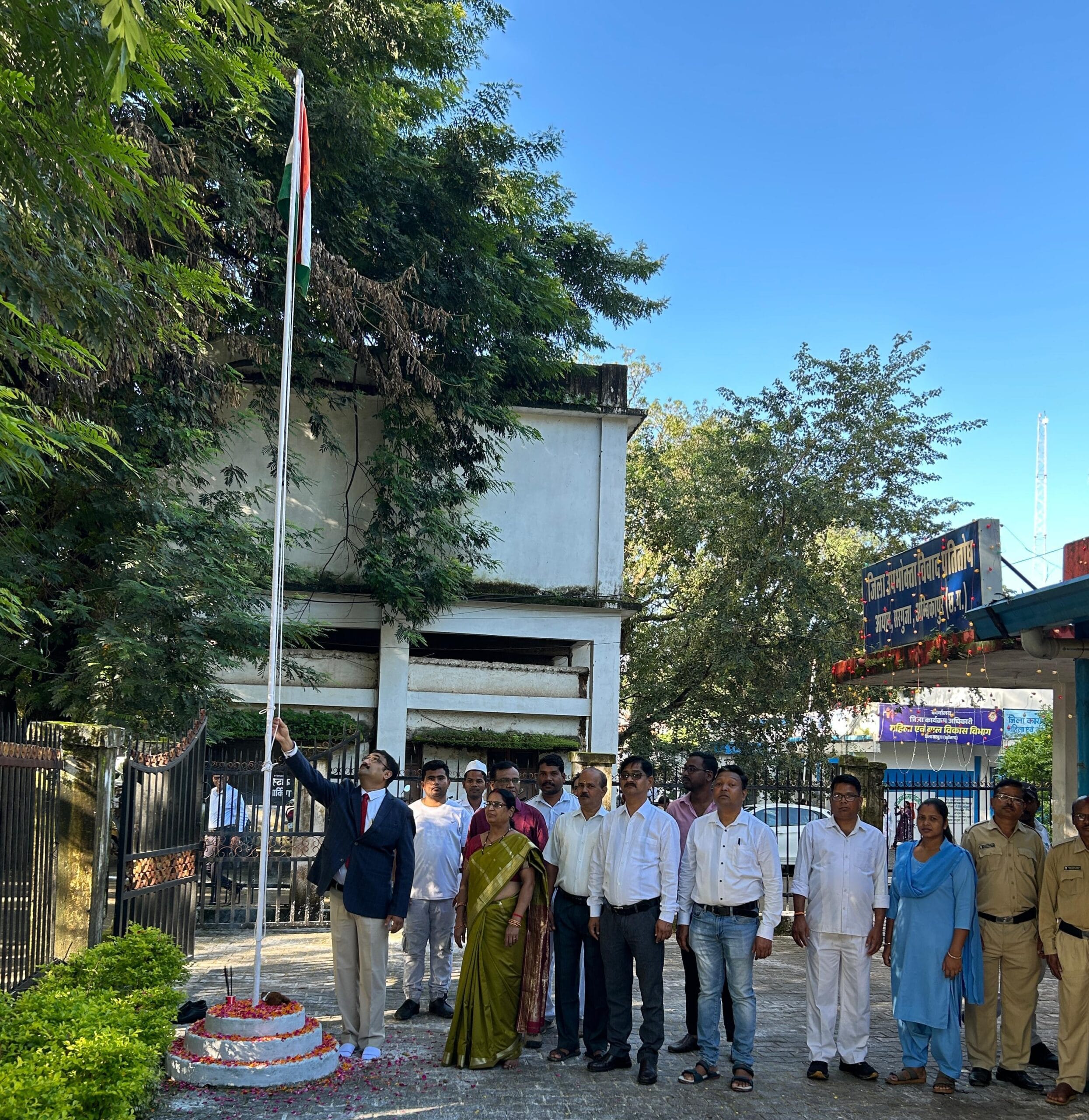 “अम्बिकापुर जिला उपभोक्ता आयोग में स्वतंत्रता दिवस पर ध्वजारोहण, वीर सपूतों के बलिदान को किया नमन”