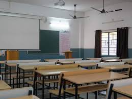 “राधे-राधे” कहने पर प्रिंसिपल ने बच्ची को पीटा: मासूम के मुंह पर टेप, हाथ पर डंडे के निशान