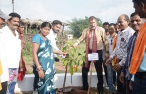 एक पेड़ मां के नाम के तहत भाजपा प्रदेश अध्यक्ष एवं विधायक श्री किरण देव ने किया पौधरोपण