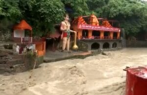 देहरादून में बारिश का कहर: उफान पर तमसा नदी, टपकेश्वर महादेव मंदिर जलमग्न