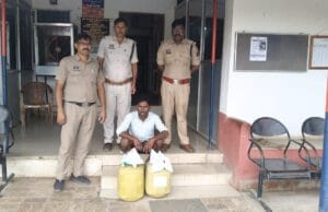 अवैध महुआ शराब बिक्री के मामले मे आरोपी गिरफ्तार, कुल 40 लीटर महुआ शराब कीमती 8000/- रुपये किया गया बरामद।।