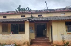 लेंपस सोसायटी प्रबंधक पत्नी का विभागीय काम निपटा रहा है पति