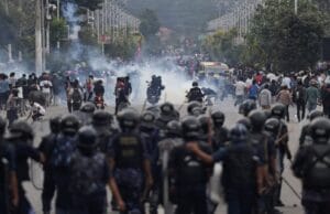 काठमांडू में हिंसा के बीच नेपाल में अनिश्चितकालीन कर्फ्यू लागू, नेताओं के आवासों पर हमले