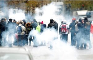 फ्रांस में बवाल: नए प्रधानमंत्री के ऐलान के बाद भड़की हिंसा, मैक्रों के खिलाफ सड़कों पर उतरे लोग