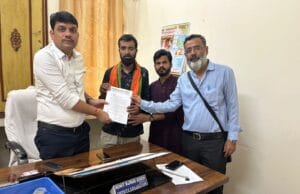 सर्व मुस्लिम जमात कोरबा के मो. न्याज नूर आरबी ने जश्ने ईद मिलादुन्नबी की छुट्टी में तत्काल संशोधन हेतु मुख्यमंत्री के नाम से कलेक्टर कोरबा को सौंपा ज्ञापन