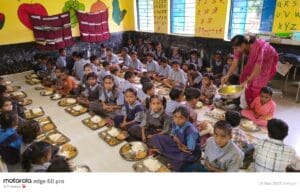 प्रधान पाठक अभिनय सिंह बघेल माता जी के पुण्यतिथि पर प्राथमिक शाला च्यूल में किया गया न्योता भोज का आयोजन