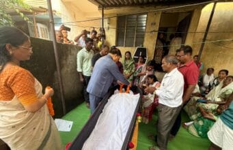 कैबिनेट मंत्री श्री देवांगन पुलिस लाइन कॉलोनी पहुंच कर दी श्रद्धांजलि, शोक संतृप्त परिवार जनों से मुलाकात कर बांटा दुख