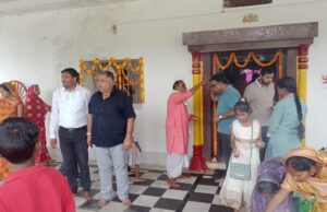 केबिनेट मंत्री माननीय राजेश अग्रवाल परिवार सहित लखनपुर महामाया एवं भवानी मन्दिर पहुंच दर्शन पूजन कर माथा टेका।