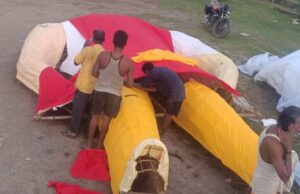 मिट्टी के रावण का लाठियों से पीट पीट कर वध