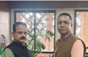 संजय भूषण पाण्डेय द्वारा जल संधाधन व कई योजना को लेकर जिले के अभियंता से मुलाकात किया।