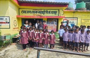 अंबिकापुर विधानसभा क्षेत्र में मंत्री राजेश अग्रवाल के परिजनों एवं कार्यकर्ताओं द्वारा किया गया निशुल्क वस्त्र वितरण।।