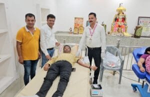 अग्रसेन जयंती समारोह समिति पेंड्रा के तत्वावधान में ब्लड डोनेट कैंप और स्वास्थ्य शिविर का सफल आयोजन नगर पालिका अध्यक्ष राकेश जालान ने किया रक्तदान, युवाओं को दिया प्रेरणादायक संदेश