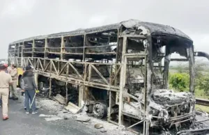 आंध्र प्रदेश में भीषण सड़क हादसा: चलती बस में आग लगने से 20 की मौत, 21 ने कूदकर बचाई जान