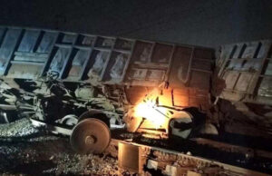 मथुरा में बड़ा रेल हादसा: कोयले से भरी मालगाड़ी के 12 डिब्बे पटरी से उतरे, दिल्ली-मुंबई रेल मार्ग ठप