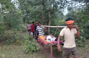 कोंटा से बड़ी खबर: गर्भवती महिला को चारपाई में उठाकर पहुंचाना पड़ा अस्पताल — विकास के दावों की खुली पोल