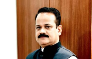 जिला पंचायत अध्यक्ष संजय भूषण पांडेय ने सड़क निर्माण के लिए सचिव को ज्ञापन सौंपा