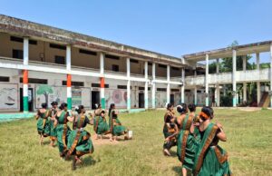 डीएवी स्कूल में बिखरी दीयों, रंगोली और फूलों की आभा