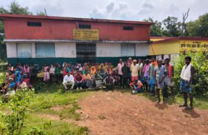 राशन वितरण में धांधली; ग्रामीणों ने जड़ा दुकान पर ताला, बैठे धरने पर