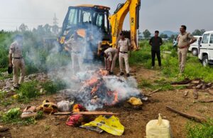 मादक पदार्थों पर सर्जिकल स्ट्राइक: पुलिस अधीक्षक की उपस्थिति में किया गया भारी मात्रा में नशे का नष्टीकरण