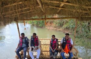 वन मंत्री केदार कश्यप बने खेवनहार, उठाया बंबू राफ्टिंग का लुत्फ