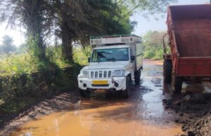 विभाग सोता रहा, ग्रामीण और सरपंच फावड़े, कुदाल लेकर उतर आए सड़क सुधारने