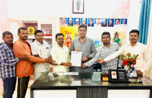 कुरमातराई–भोथीपार–कुर्रा सिंचाई नहर पार में डब्ल्यू.बी.एम. सड़क निर्माण की स्वीकृति हेतु धमतरी विधायक ओंकार साहू से मिले ग्रामीण