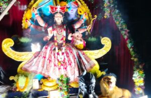 भव्य शोभायात्रा के साथ दुर्गा प्रतिमाओं का एक साथ विसर्जन, माँ कस्तूरी सोनी की स्मृति में वितरित किए गए प्रतीक चिन्ह