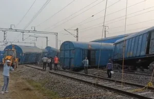 नंदी को बचाने के चक्कर में बड़ा ट्रेन हादसा: श्रीमाधोपुर में मालगाड़ी के तीन दर्जन डिब्बे पटरी से उतरे
