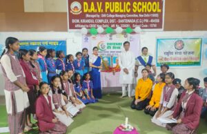 आप बांहें फैलाए रहिए, वे हथियार लहराते रहेंगे, आप रेड कार्पेट बिछाए रहें, वो लाल खून बहाते रहेंगे