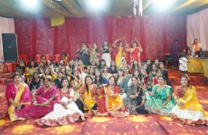 लखनपुर में हुआ महारास गरबा का आयोजन बढ़-चढ़कर महिलाओं ने लिया हिस्सा।