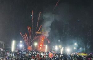 लखनपुर में परंपरा अनुसार एक दिन बाद हुआ रावण दहन, विधायक प्रबोध मिंज रहे मुख्य अतिथि लगातार बारिश के बीच भी उमड़ा जनसैलाब,आतिशबाजी ने मोहा मन।