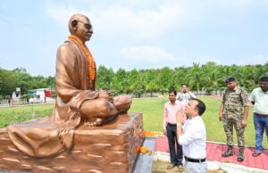 महात्मा गांधी जयंती पर जांजगीर-चांपा कलेक्टर ने किया नमन