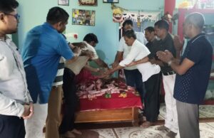 शिक्षकों ने की घायल शिक्षिका को आर्थिक मदद