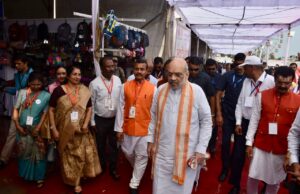 स्वदेशी की महक से महका बस्तर, अमित शाह ने किया स्थानीय कला और शिल्प का सम्मान, कहा – बस्तर आत्मनिर्भर भारत का अग्रदूत बनेगा
