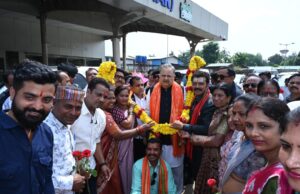 विधान सभा अध्यक्ष डॉ रमन सिंह पहुंचे जगदलपुर, एयरपोर्ट पर हुआ स्वागत