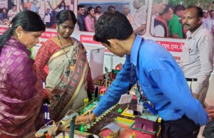 जिला पंचायत अध्यक्ष वेदवती कश्यप एवं जिला पंचायत सदस्य शंकुतला कश्यप ने स्वदेशी मेला में लगे स्टालों का अवलोकन किया