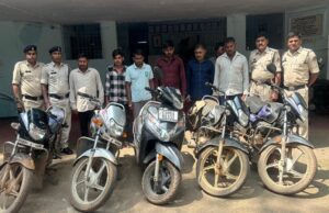 स्ट्रीट लाइट के नीचे ताश जुआ खेल रहे 09 जुआरियों से 1.41 लाख रूपये का माल जब्त