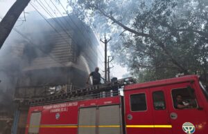 छत्तीसगढ़: त्योहारी सीजन में बॉम्बे मार्केट में भीषण आग — 8 दुकानें जलकर खाक, लाखों का सामान राख में तब्दील