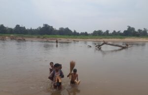 ख से खरगोश नहीं, खतरा ही खतरा; शिक्षा के लिए जान जोखिम में डालने मजबूर हैं बच्चे