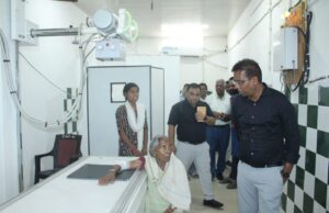 कलेक्टर डॉ कन्नौजे ने जिला चिकित्सालय सारंगढ़ का किया आकस्मिक निरीक्षण