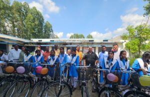 लटोरी स्कूल में केबिनेट मंत्री राजेश अग्रवाल ने किया सायकल वितरण एवं मेधावी छात्राओं का सम्मान।