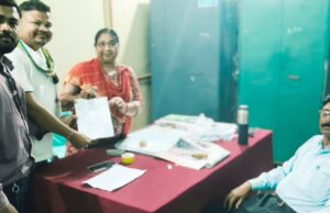 रेशम पालन में अनियमितताओं को लेकर बस्तर युवा कांग्रेस जिला उपाध्यक्ष हेमंत कश्यप ने सौंपा ज्ञापन