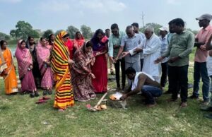 पोटियाडीह के खेल मैदान हेतु फ्लड लाइट निर्माण कार्य का भूमिपूजन सम्पन्न, पूर्व विधायक रंजना साहू एवं जनपद सदस्य संतकिरण साहू की रही गरिमामयी उपस्थिति
