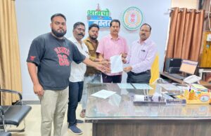 एतिहासिक क्रिकेट(हाता ग्राउंड)गाँधी मैदान में लगाए जा रहे दुकानों के विरोध में खेल प्रेमियों ने सौपा ज्ञापन …