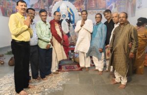 बिनोवा नगर दुर्गा पूजा पंडाल में मां काली की स्थापना कर विधि विधान के साथ हुई पूजा अर्चना