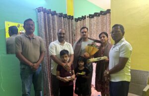 पुलिस स्मृति दिवस पर शहीद परिवार का किया गया सम्मान शहीद के साहस और समर्पण को किया नमन, बच्चों को दी गई मिठाई एवं उपहार