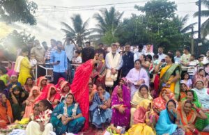 घाटों पर जाकर किरण सिंह देव ने श्रद्धालुओं को दी बधाई