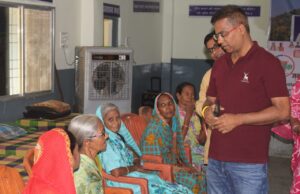 वृद्धाश्रम की व्यवस्था देखने पहुंचे कलेक्टर डॉ कन्नौजे कलेक्टर ने आशा निकेतन के वृद्धजनों से कुशलक्षेम पूछकर जाना हालचाल